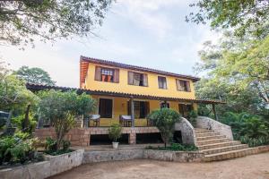 ein gelbes Haus mit Treppe davor in der Unterkunft Pousada Casa de Jorge in Lençóis