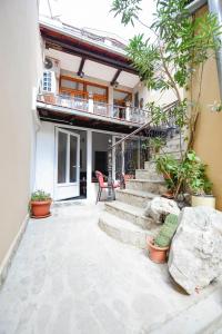 un patio de una casa con escaleras y plantas en Apartment Citta Vecchia, en Mostar