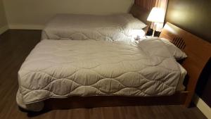 Een bed of bedden in een kamer bij Centennial Motel