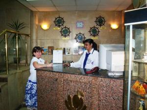 Due donne in piedi al bancone di un ristorante di Orchida St. George Hotel a Aswan