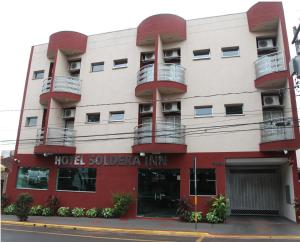 Hotel Soldera Inn في سيرتاوزينيو: مبنى بلكونتين وفندق منعزل