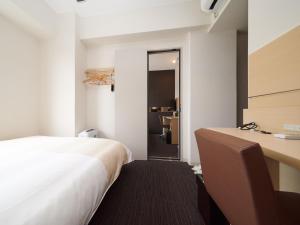 Postel nebo postele na pokoji v ubytování Super Hotel JR Nara Ekimae Sanjo Dori
