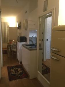 cocina con fregadero y nevera en LOFT "Residenza dei TOLOMEI" - Sacile, en Sacile