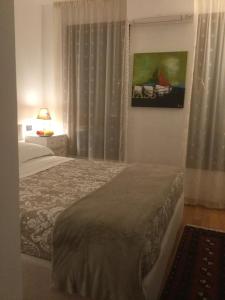 um quarto com uma cama e um quadro na parede em LOFT "Residenza dei TOLOMEI" - Sacile em Sacile