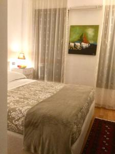 - une chambre avec un lit et une peinture murale dans l'établissement LOFT "Residenza dei TOLOMEI" - Sacile, à Sacile