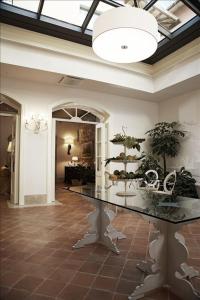 duży pokój ze stołem z roślinami w obiekcie Hotel & Residenza 100 Torri w mieście Ascoli Piceno