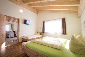 um quarto com uma cama verde e uma janela em Apart Steinwender em Nauders