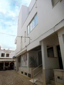 a white building on the side of a street at Edifício Sequeira - Alojamento Local by Umbral in Albufeira