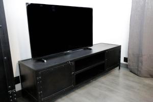 サン・セバスティアン・シュル・ロワールにあるUrban'appartの大型ブラックエンターテイメントセンター(薄型テレビ付)