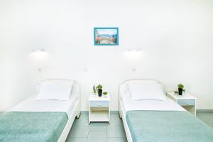 Postel nebo postele na pokoji v ubytování Xenios Port Marina Hotel