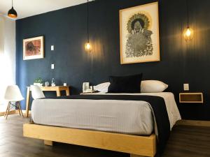 Hotel Romance Morelia tesisinde bir odada yatak veya yataklar