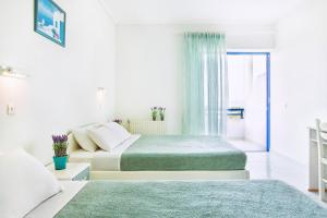 Postel nebo postele na pokoji v ubytování Xenios Port Marina Hotel