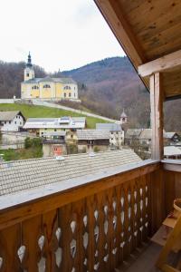 ein Balkon mit Blick auf eine Stadt und eine Kirche in der Unterkunft Apartment Ivanka Cvetek in Bohinj
