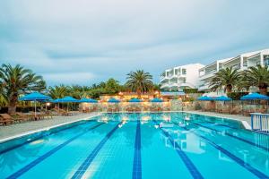 Bazén v ubytování Xenios Port Marina Hotel nebo v jeho okolí