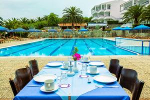 Bazén v ubytování Xenios Port Marina Hotel nebo v jeho okolí