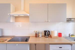 Kuchyňa alebo kuchynka v ubytovaní Botanik Hostel