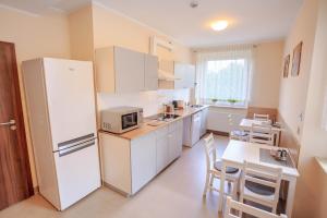 Kuchyňa alebo kuchynka v ubytovaní Botanik Hostel