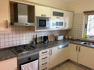 Η κουζίνα ή μικρή κουζίνα στο Edificio Magnolia Guia Albufeira