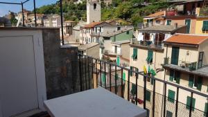 una vista de una ciudad desde un balcón en Vento di Grecale, en Riomaggiore