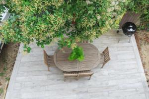 uma vista sobre um pátio com uma mesa e cadeiras em Petite Maison du Ventoux em Mormoiron