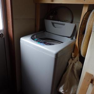 Lavadora y secadora blancas en una habitación pequeña en Minshuku Mariko / Vacation STAY 895, en Mochimune