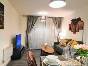 sala de estar con sofá y mesa en Comfy Birmingham City Center Apartment at Inge Street By HF Group, en Birmingham