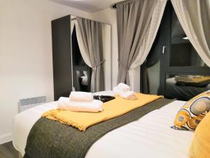 1 dormitorio con 1 cama con toallas en Comfy Birmingham City Center Apartment at Inge Street By HF Group, en Birmingham
