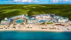 uma vista aérea de um resort na praia em Haven Riviera Cancun - All Inclusive - Adults Only em Cancún