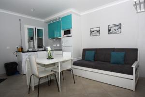 a living room with a couch and a table and chairs at Ferhouse Dreams Pátria in Nazaré