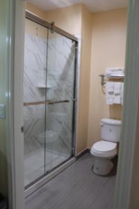 Koupelna v ubytování Express Inn and Suites
