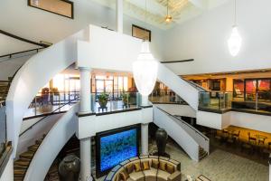 una escalera de caracol en un edificio con vestíbulo en Regalia Hotel & Conference Center, en Lake Ozark