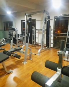 ein Fitnessstudio mit einem Haufen Ausrüstung in einem Zimmer in der Unterkunft Hotel Los Angeles in Gualeguaychú