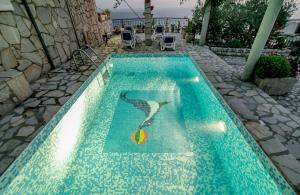 - une piscine avec une piscine en haut dans l'établissement Zen Luxury Villa, à Sveti Stefan