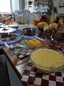Um balcão de cozinha com muita comida. em Pousada Terra Garrida em Maceió