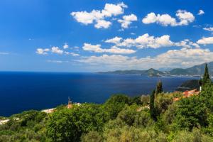 vistas al océano desde una colina en Zen Luxury Villa, en Sveti Stefan