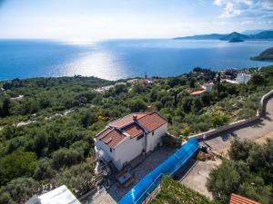 una vista aérea de una casa con un tobogán de agua en Zen Luxury Villa, en Sveti Stefan