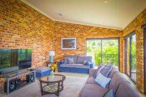 a living room with a couch and a tv at Aquila in Mount View