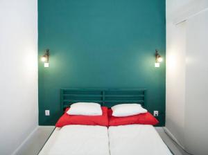 ブダペストにあるCenter - City Parkのベッド(赤と白の枕2つ付)