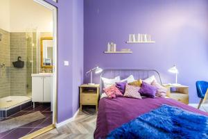 ブダペストにあるThe purple - studio apartment in the centre of Budapestの紫色のベッドルーム(ベッド1台、シャワー付)