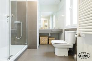 マドリードにあるCharming Retiroの白いバスルーム(トイレ、シャワー付)