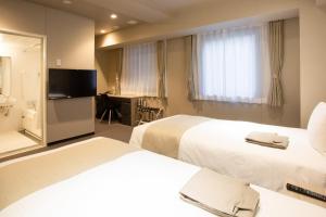 Кровать или кровати в номере Kuretake Inn Osaka Midousuji Hommachi