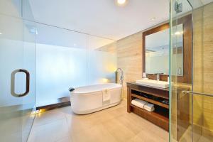Koupelna v ubytování de Vins Sky Hotel Seminyak
