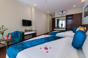 Postel nebo postele na pokoji v ubytování Hanoi Hanvet Hotel