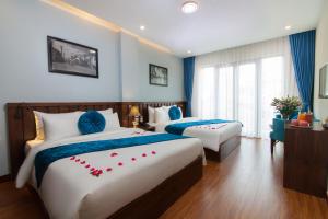 Postel nebo postele na pokoji v ubytování Hanoi Hanvet Hotel