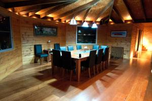 comedor con mesa y sillas azules en Milbrodale Lodge, en Broke