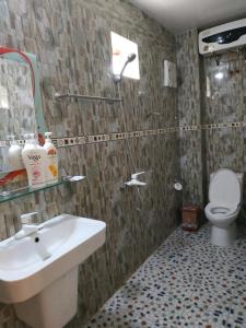 un baño con lavabo e inodoro en Tam Coc Smile Homestay, en Ninh Binh 101 fotos más