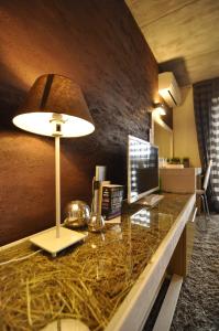 a desk with a lamp and a computer on it at Aparthotel Seasons Glavatarski Han in Glavatartsi