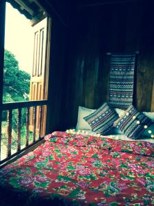 1 dormitorio con 1 cama con manta roja en Ma Pi Leng homestay en Làng Xao Vang
