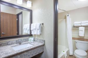 Koupelna v ubytování AmericInn by Wyndham Mankato Event Center near MSU