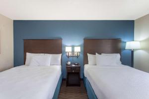Postel nebo postele na pokoji v ubytování AmericInn by Wyndham Mankato Event Center near MSU